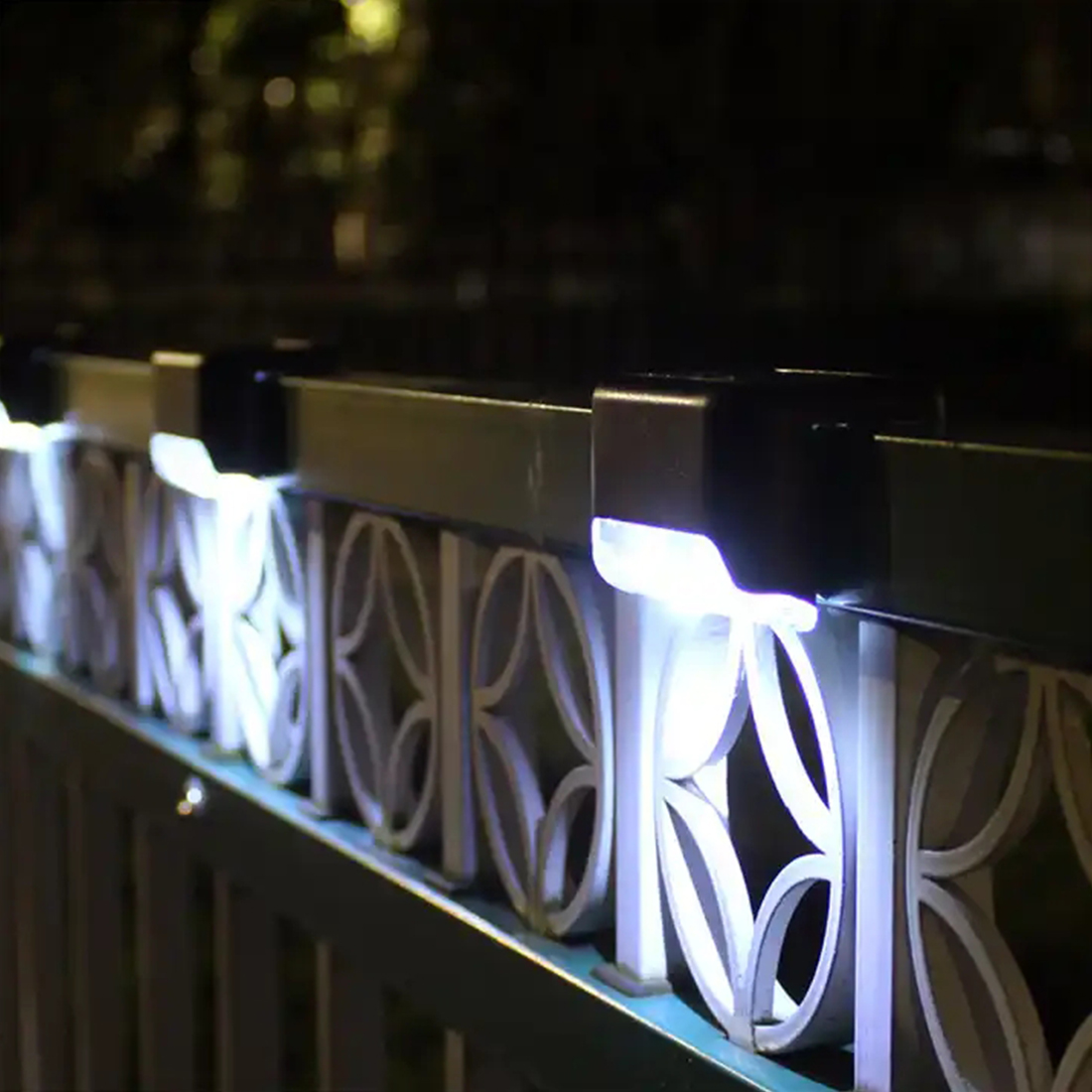 Imagen de escena de luces LED solares para terraza al aire libre