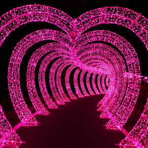 Luces de arco navideñas en forma de corazón al aire libre