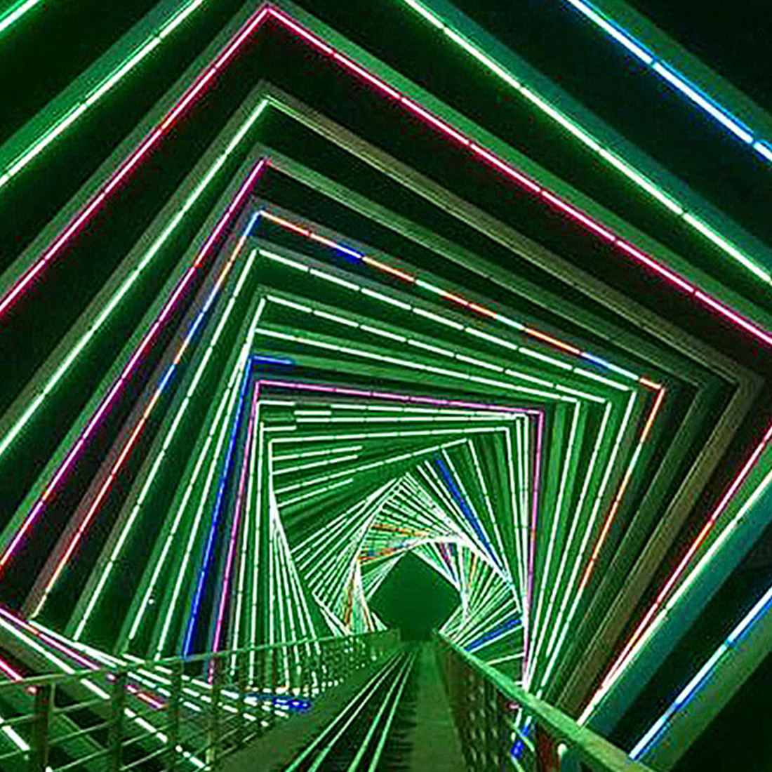 Imagen de escena de luces de arco en forma de corazón de Navidad al aire libre