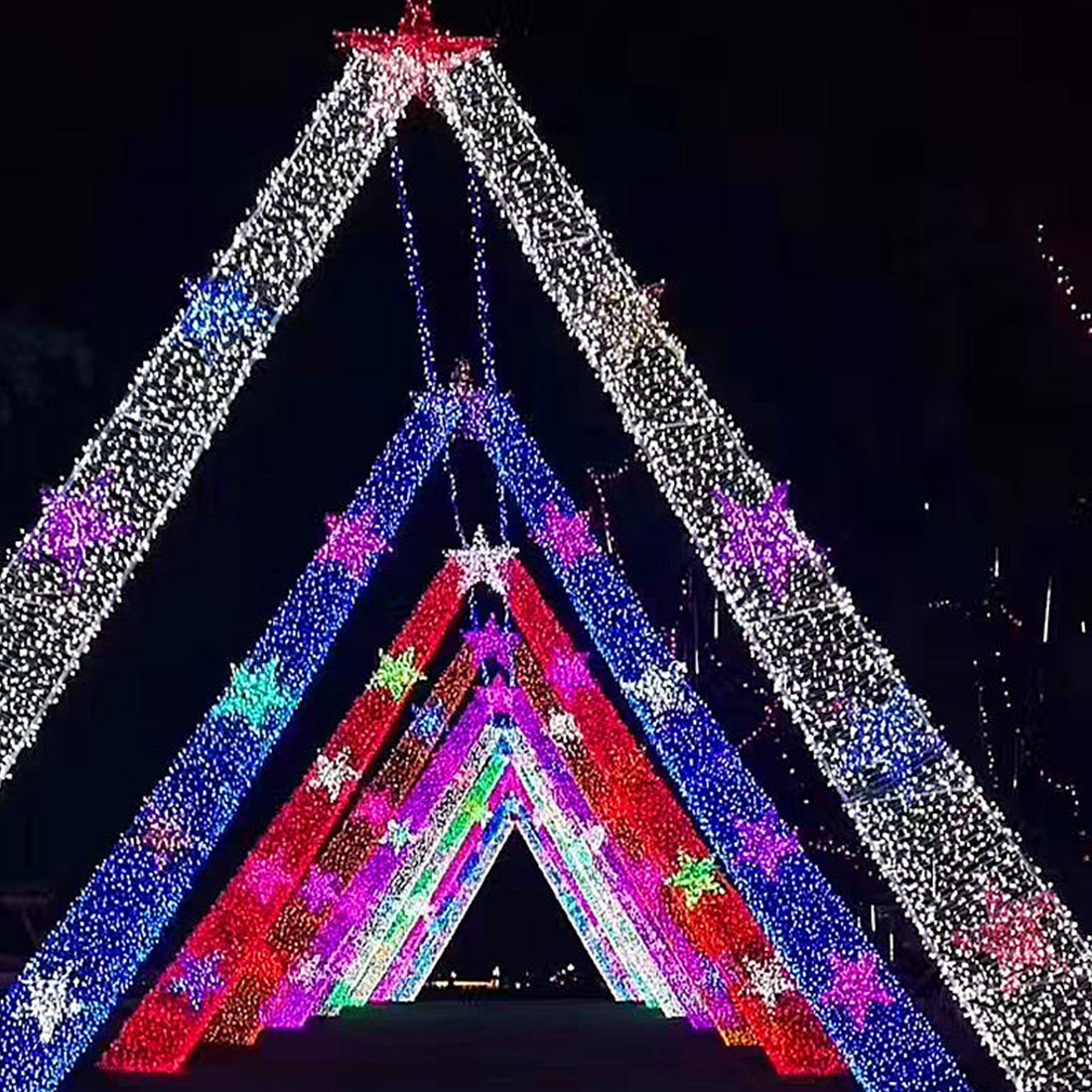 Luces de arco navideñas en forma de corazón al aire libre