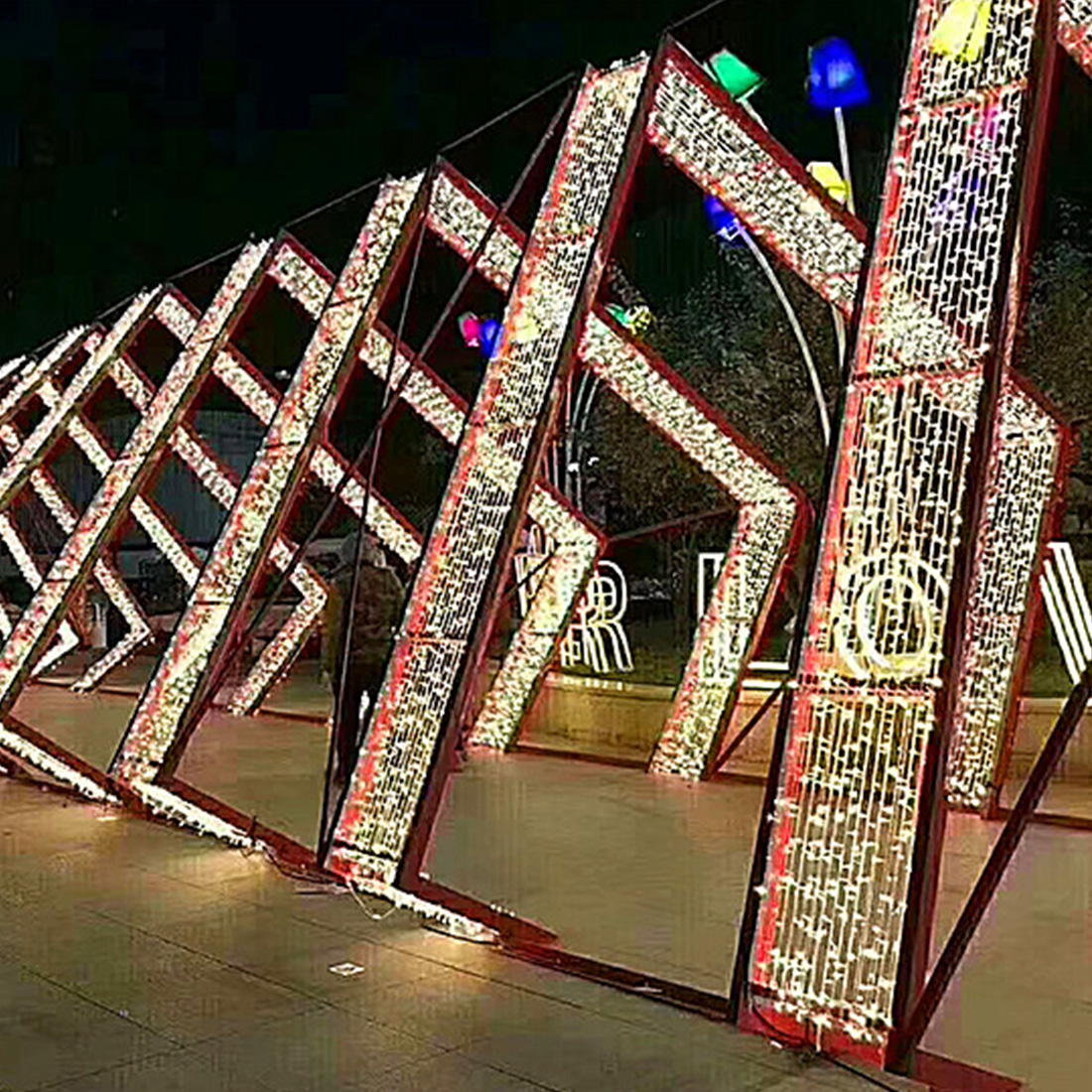 Imagen de escena de luces de arco en forma de corazón de Navidad al aire libre