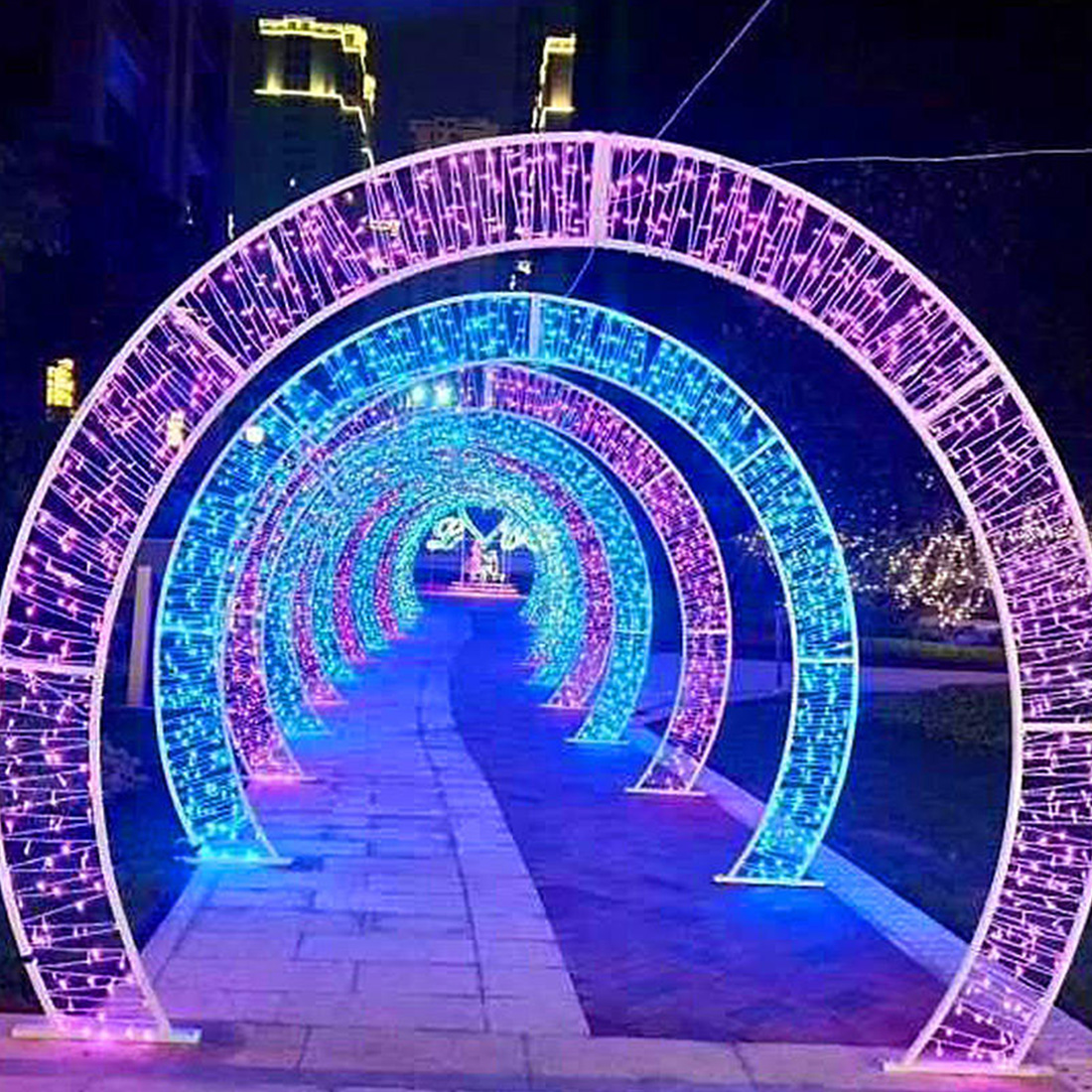 Luces de arco navideñas en forma de corazón al aire libre