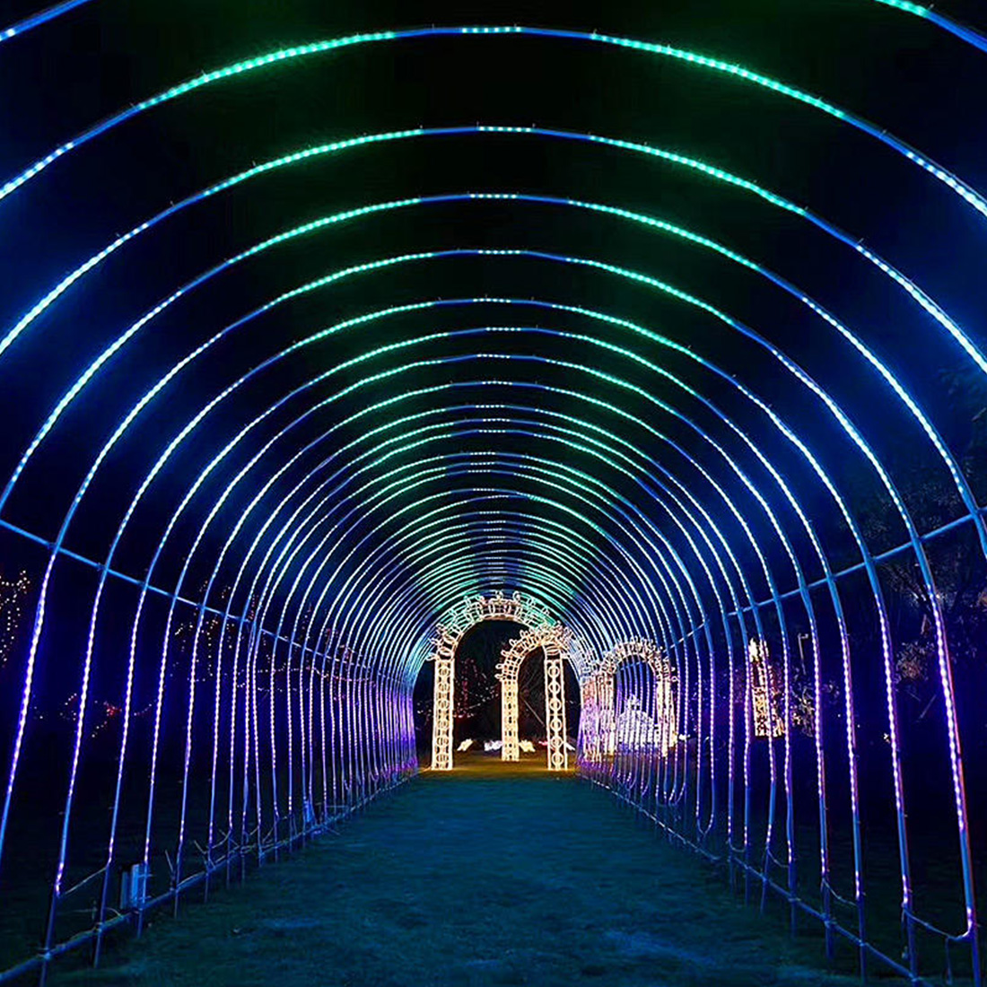 Luces de arco navideñas en forma de corazón al aire libre