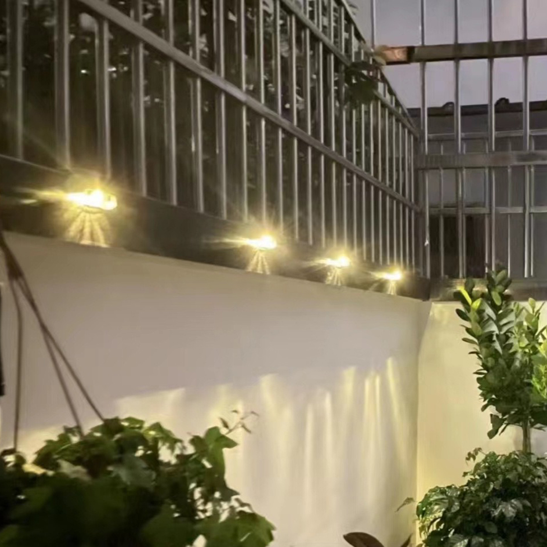 Imagen de escena de luces LED solares para terraza al aire libre