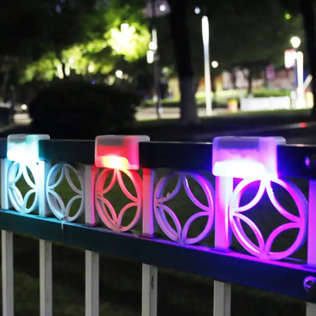 Imagen de escena de luces LED solares para terraza al aire libre