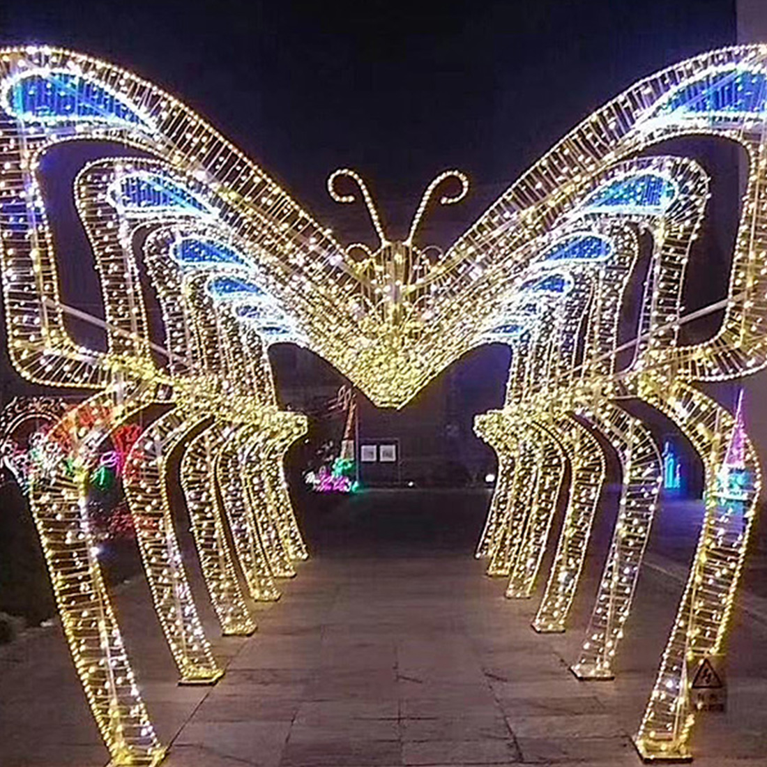 Imagen de escena de luces de arco en forma de corazón de Navidad al aire libre