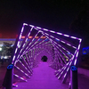 Luces de arco navideñas en forma de corazón al aire libre